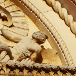 Dettagli bassorilievo sopra il portale della chiesa di Brendola sui Colli Berici