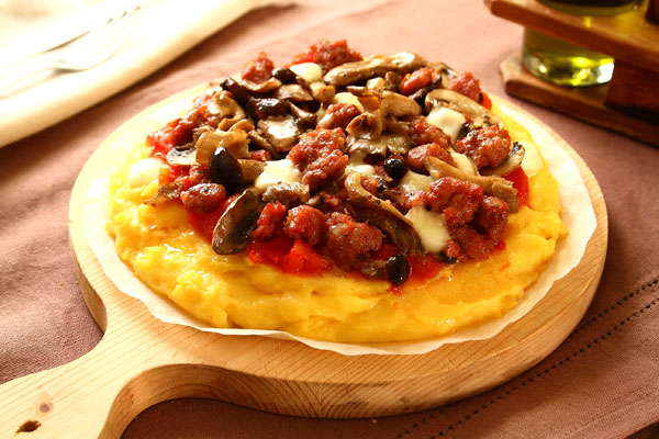 Pizza di polenta con salamella e funghi di bosco Colli Berici